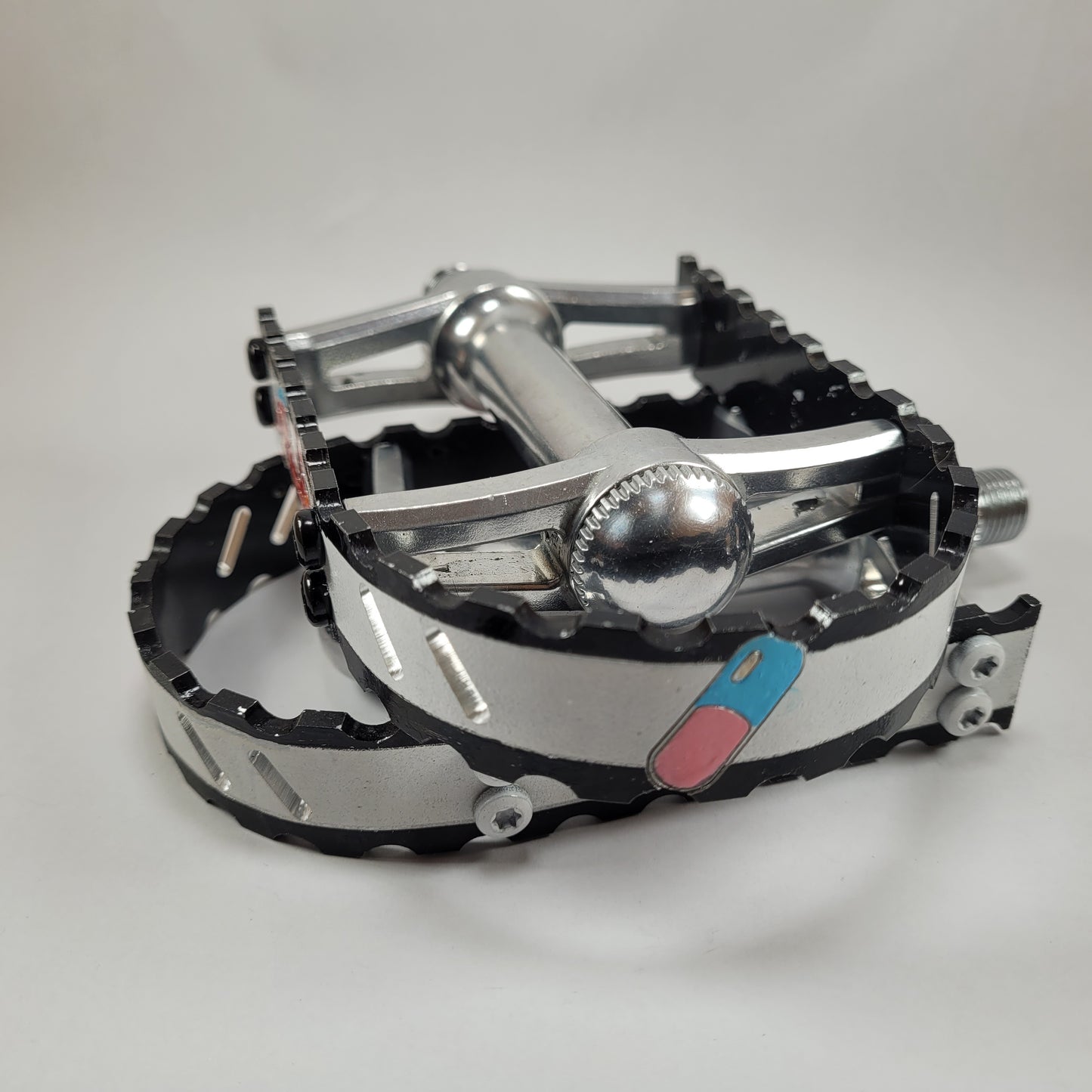 AKIRA BICYCLE PEDALS